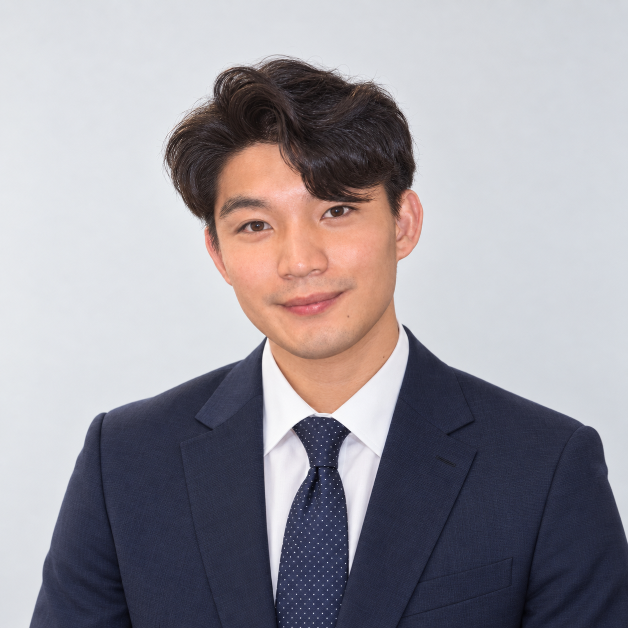 ネイビーのスーツとネクタイを着用した加藤寛人